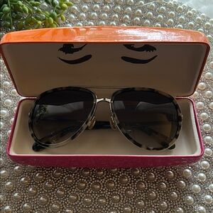 Kate Spade women’s Mackenzie sunglasses in very good condition and no scratches.